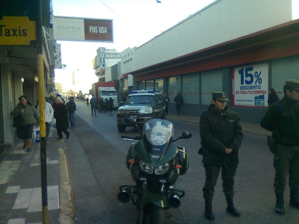 Fuerte custodia de Gendarmería e Infantería en la puerta de Tribunales Federales