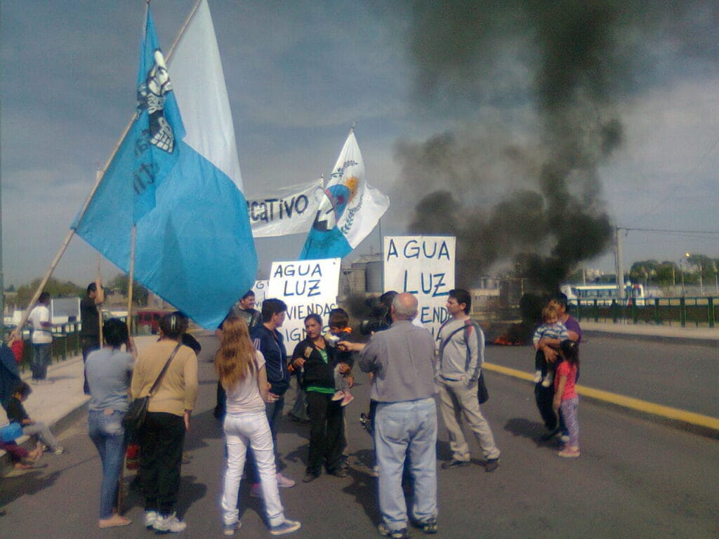 Vecinos del B° Oncativo cortaron el Puente Alberdi en reclamo por el servicio de agua potable