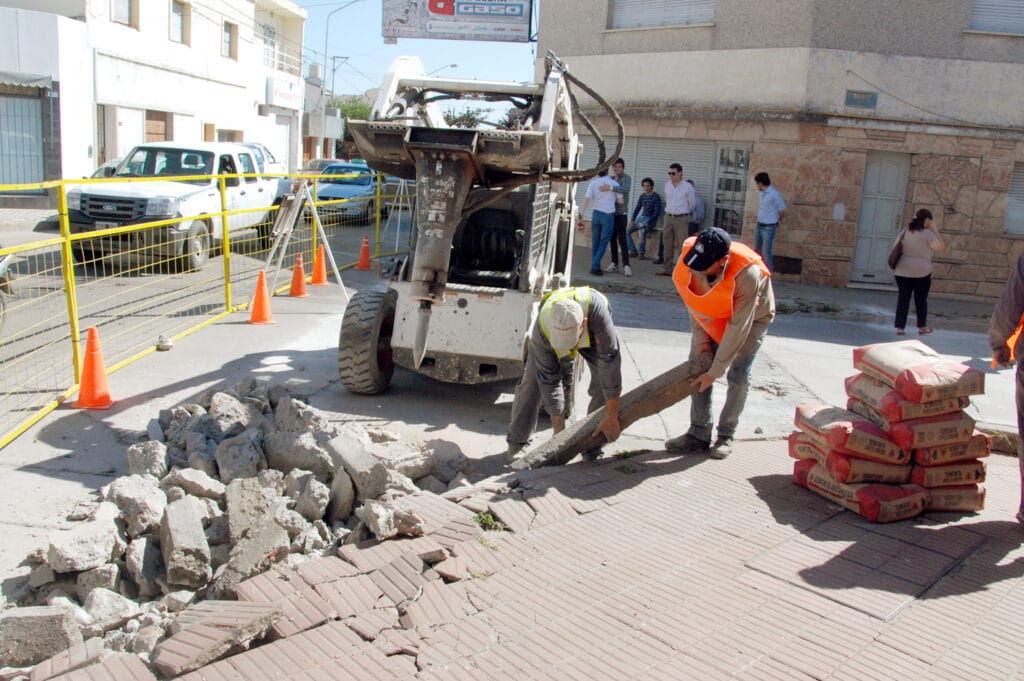 Realizan trabajos de bacheo con hormigón