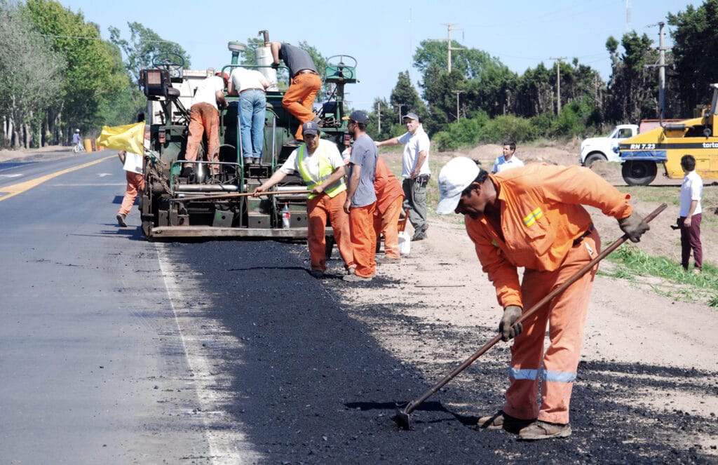 Pavimentación de dársenas en el acceso a Soles del Oeste