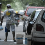 «Trapitos» se quejan porque no permiten el ingreso de vehículos en Plaza Olmos