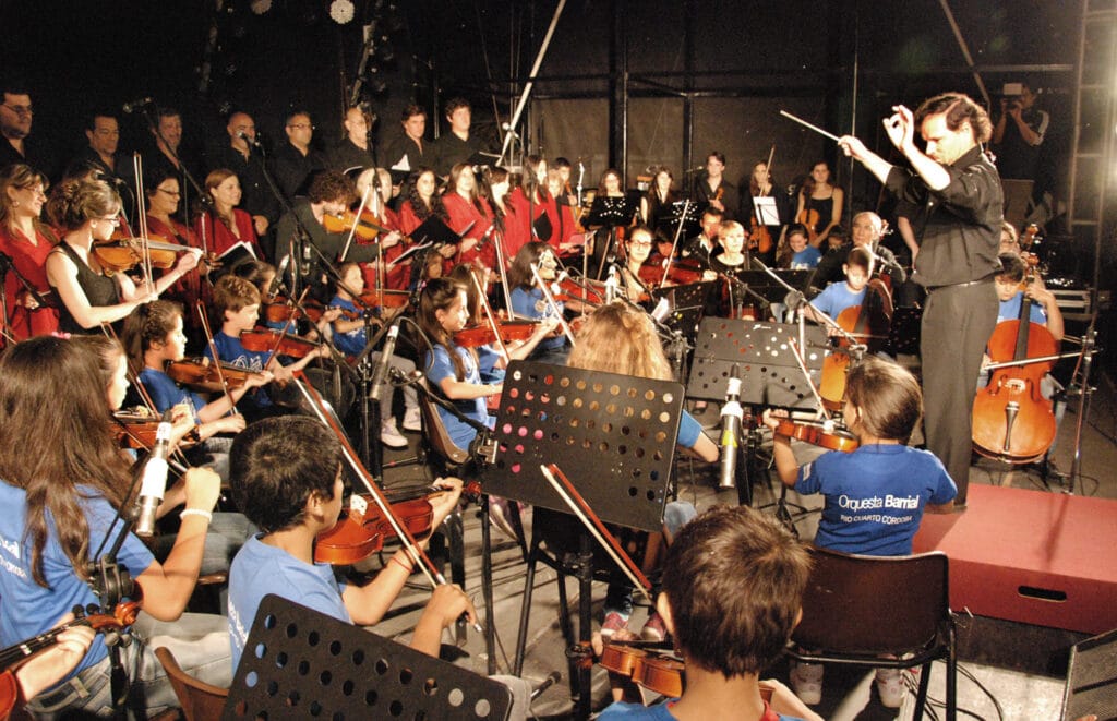 Emotivo debut de la «Orquesta Barrial»