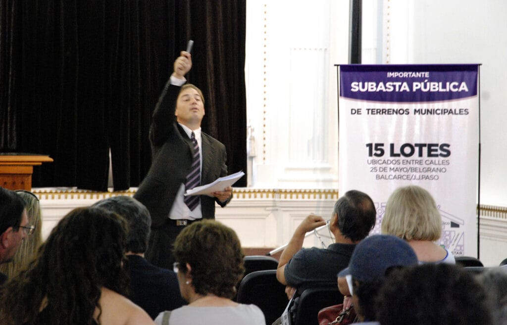 El municipio vendió 8 de los 15 lotes en la subasta