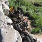 Un camión cayó al arroyo «El Gato»
