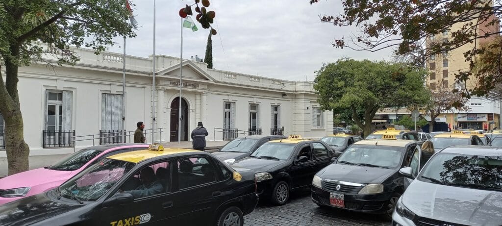Taxistas Autoconvocados protestaron frente al Concejo