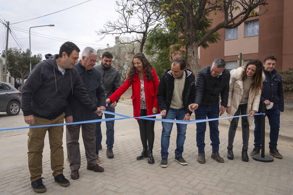 El intendente Llamosas habilitó el adoquinado en las 320 viviendas