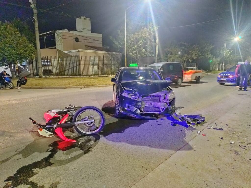 Motociclista herido tras chocar con auto