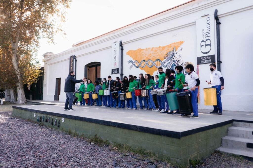 De Derechos y Al Revés: Manual de Promoción de Derechos de las Infancias y Adolescencias