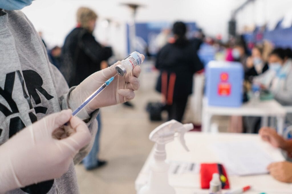 Vacunación COVID-19: desde este jueves los mayores de 18 años pueden recibir la cuarta dosis sin turno