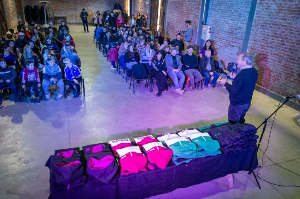 Trama emprendedora y solidaria: después de ser estafados alumnos de cuatro escuelas reciben sus buzos de fin de curso.