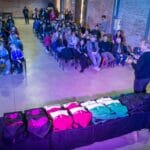 Trama emprendedora y solidaria: después de ser estafados alumnos de cuatro escuelas reciben sus buzos de fin de curso.