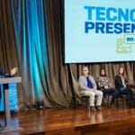 Llaryora entregó más de 1.000 netbooks a 88 escuelas