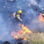 Bomberos y aviones hidrantes continúan la