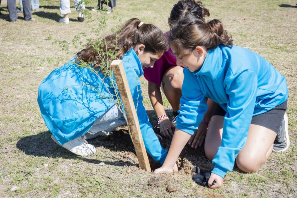 Forestando Mi Ciudad: se plantaron 100 árboles en la zona del río con estudiantes de dos escuelas