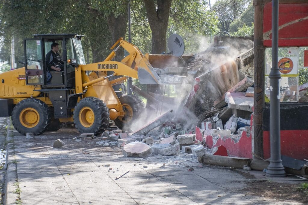 Recuperación del espacio público: Demuelen construcciones irregulares en Parque Sarmiento