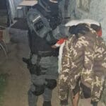 Enterraba droga en un baldío y fue descubierto por fuerzas de seguridad. Quedó aprehendido