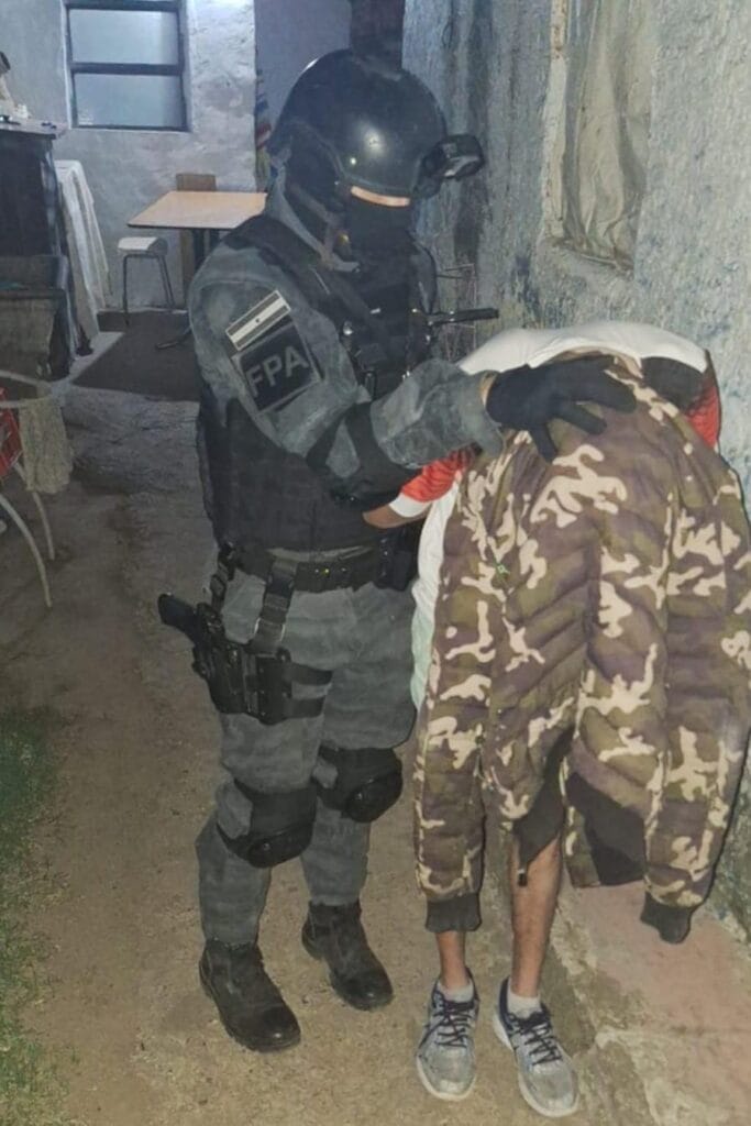 Enterraba droga en un baldío y fue descubierto por fuerzas de seguridad. Quedó aprehendido