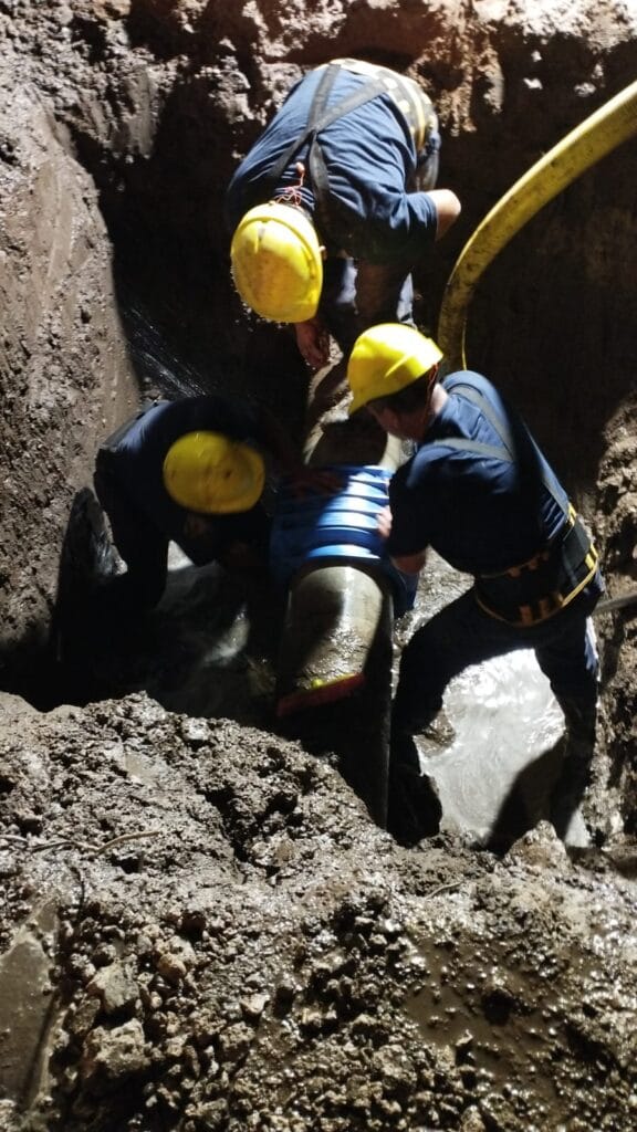EMOS: Trabajos de mantenimiento sobre la red de agua en el Puente Carretero