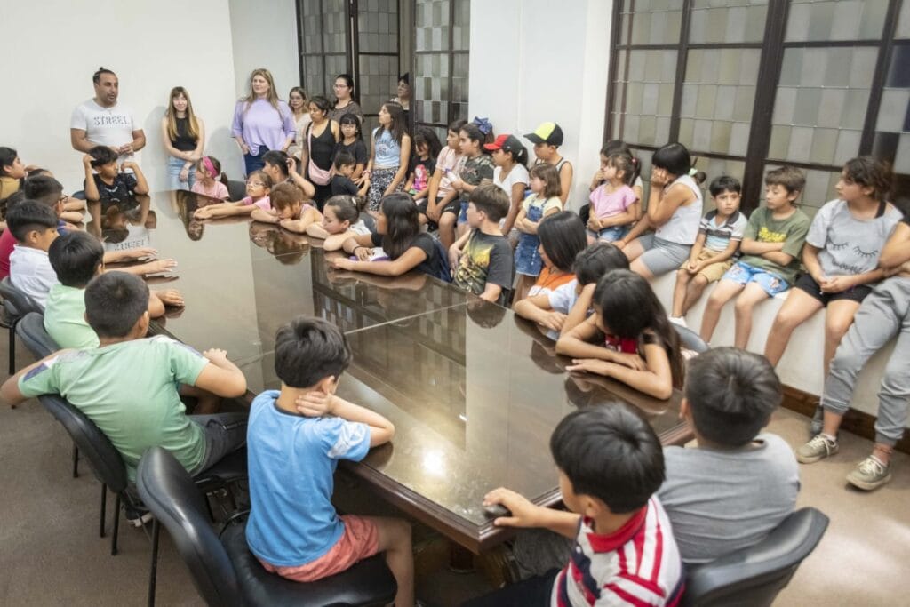 Niños y niñas de centros comunitarios visitaron el Palacio Municipal por primera vez