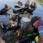 Rescatan una avioneta que cayó hace 17 años en el Dique Los Molinos