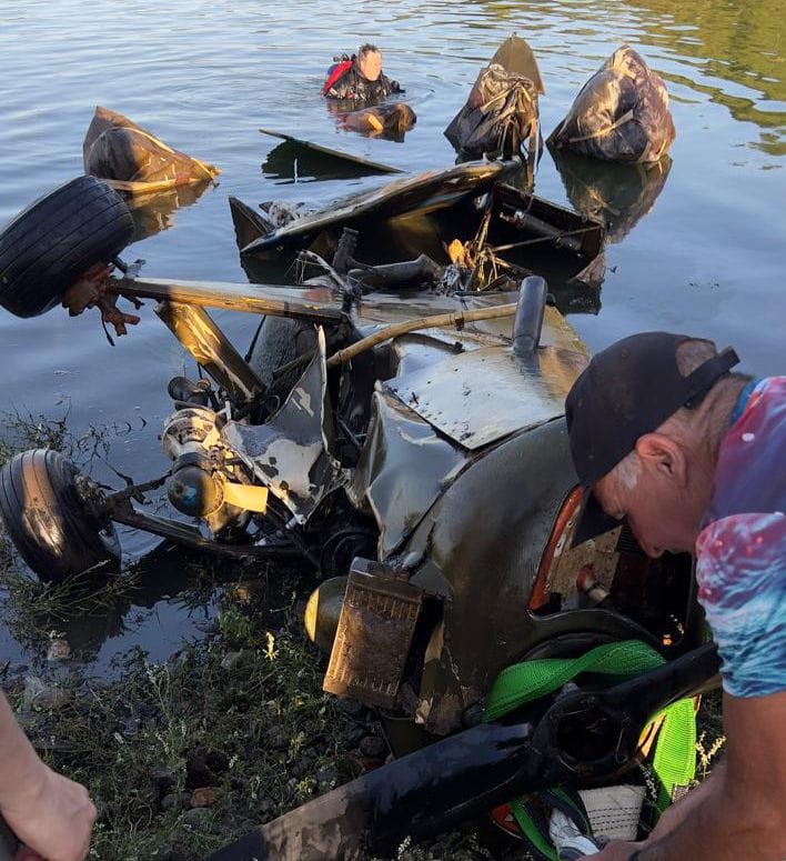 Rescatan una avioneta que cayó hace 17 años en el Dique Los Molinos