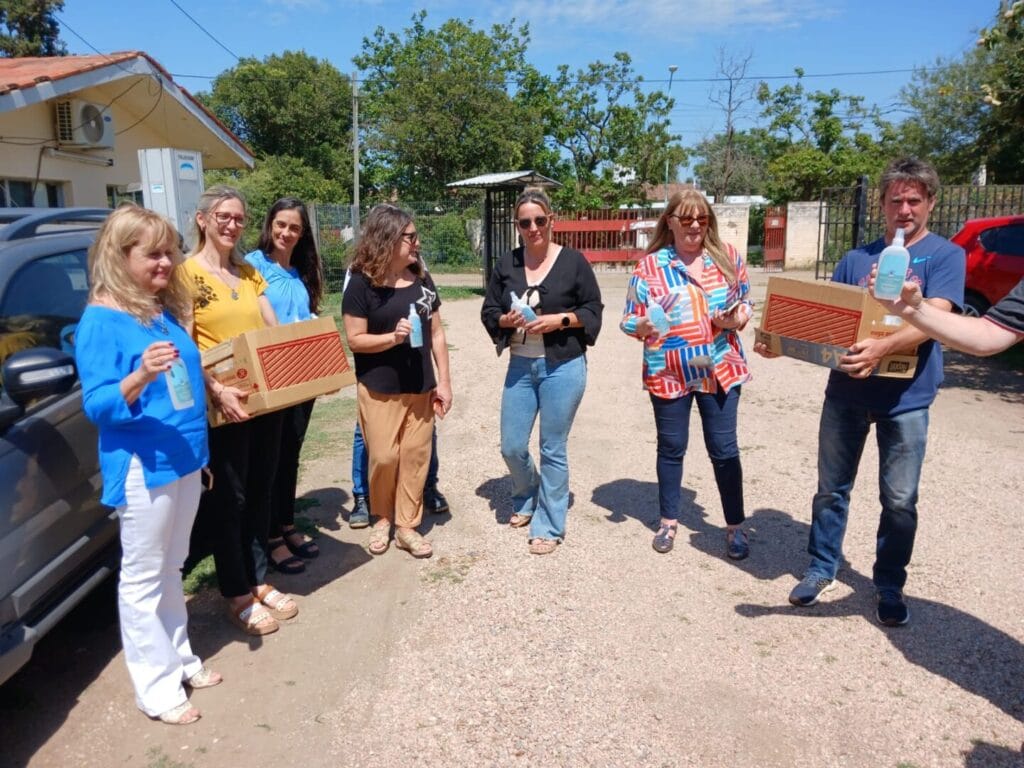 Entregan repelentes a alumnos de las residencias Universitarias