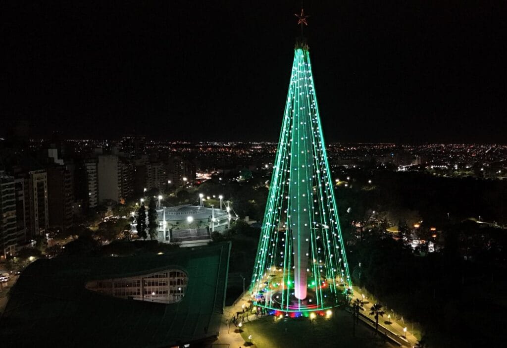 Una multitud acompañó el encendido del árbol de Navidad más grande de Argentina