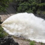 El embalse San Roque alcanzó su nivel máximo y mostró la “cola de novia”