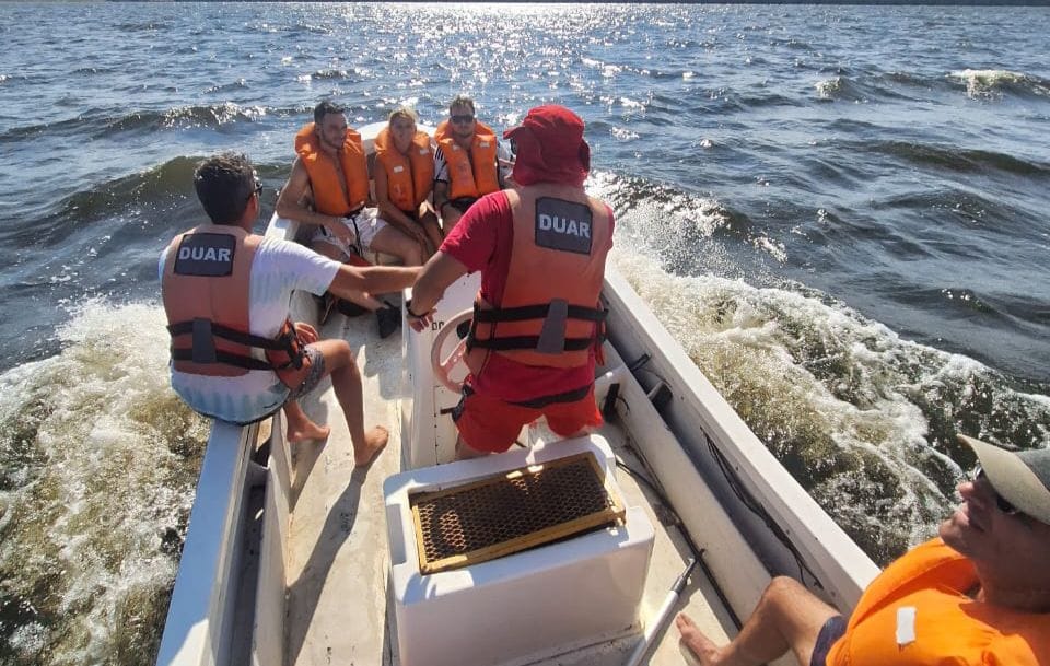 Hundimiento de velero en Cruz del Eje: tres personas fueron rescatados por la Patrulla Náutica