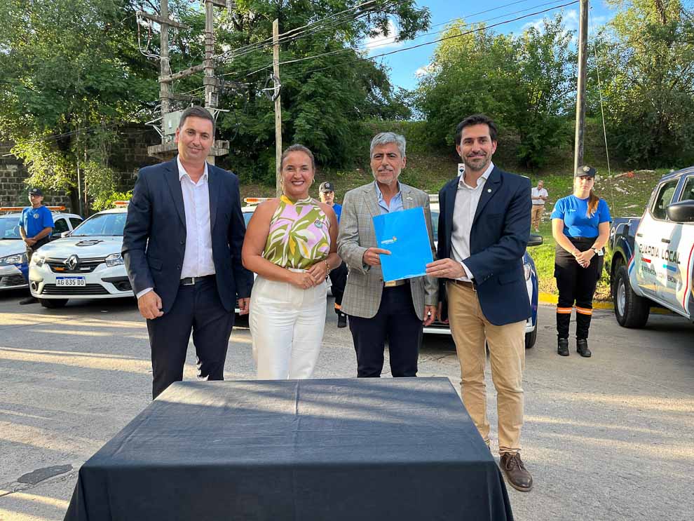 «Las Peñas del Anfi arrancaron a puro color y música para toda la familia»