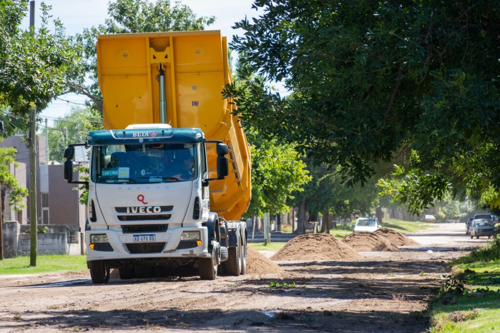 Colocan arena en 1500 calles de tierra; el material es producto de la limpieza del río.