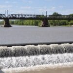 Río Cuarto: los azudes, un atractivo elegido por la gente