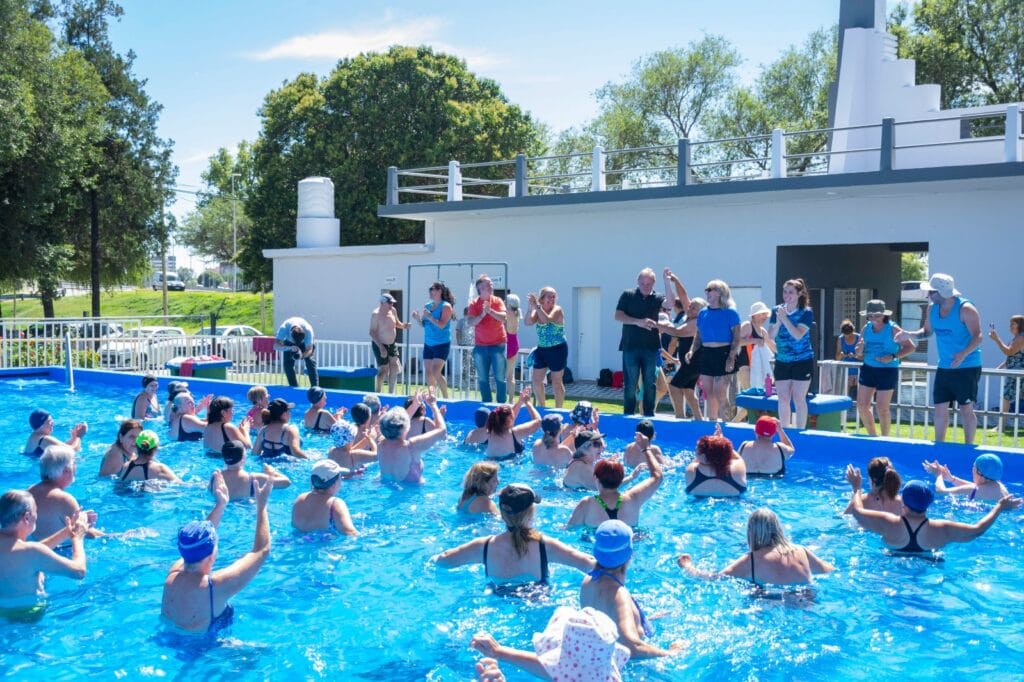 Cientos de personas disfrutan del verano en el piletón del Polideportivo Municipal Nº 2