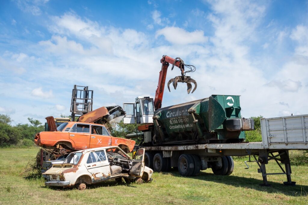 Economía Circular: Comenzó la compactación de 500 autos y 2000 motos abandonadas