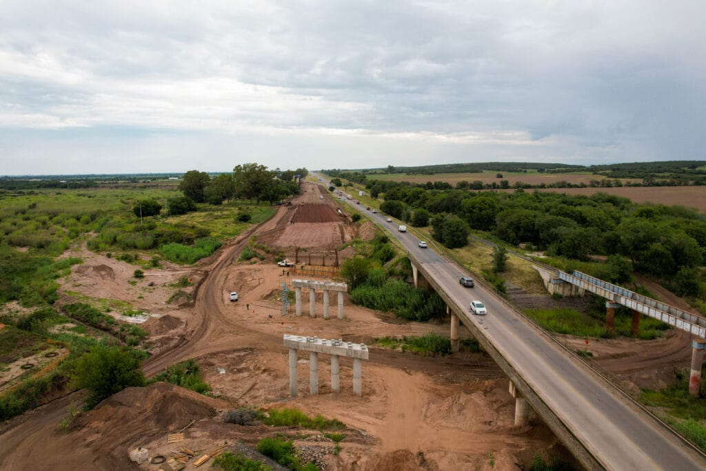 Llaryora supervisó la obra de duplicación de calzada de la Ruta 9 Norte y un nuevo puente de 106 metros