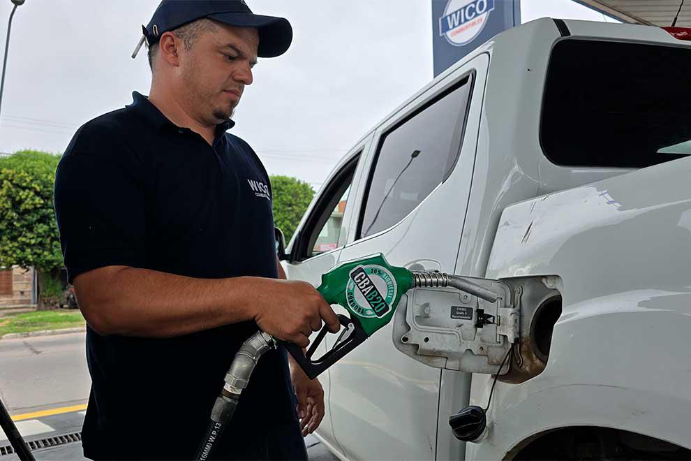Transición energética: Vehículos particulares ya cargan biocombustibles en Córdoba