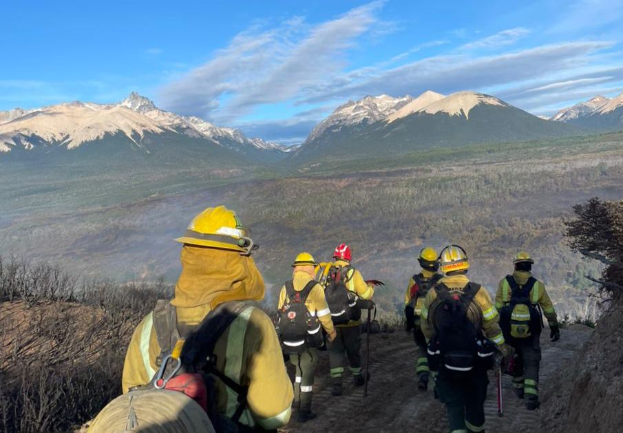 Bomberos cordobeses continúan trabajando en el sur del país