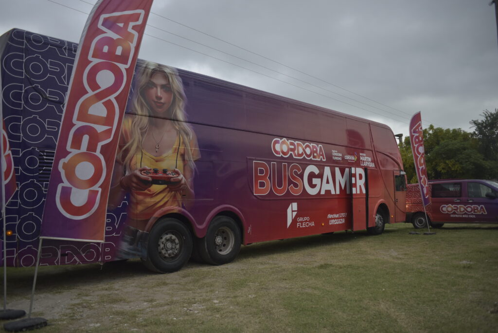 El Bus Gamer recorre la provincia con una innovadora experiencia interactiva