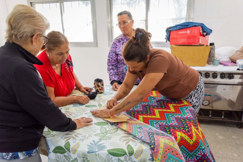 Trama Solidaria: talleristas confeccionan mochilas y cartucheras para donar