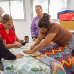 Trama Solidaria: talleristas confeccionan mochilas y cartucheras para donar