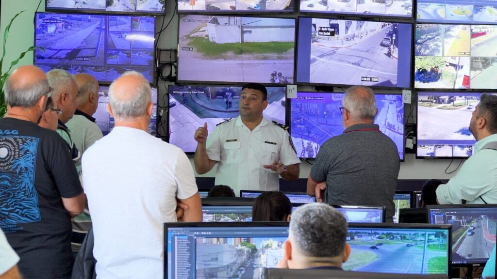 Periodistas de la ciudad visitaron la central de monitoreo para conocer cómo trabajan las cámaras.