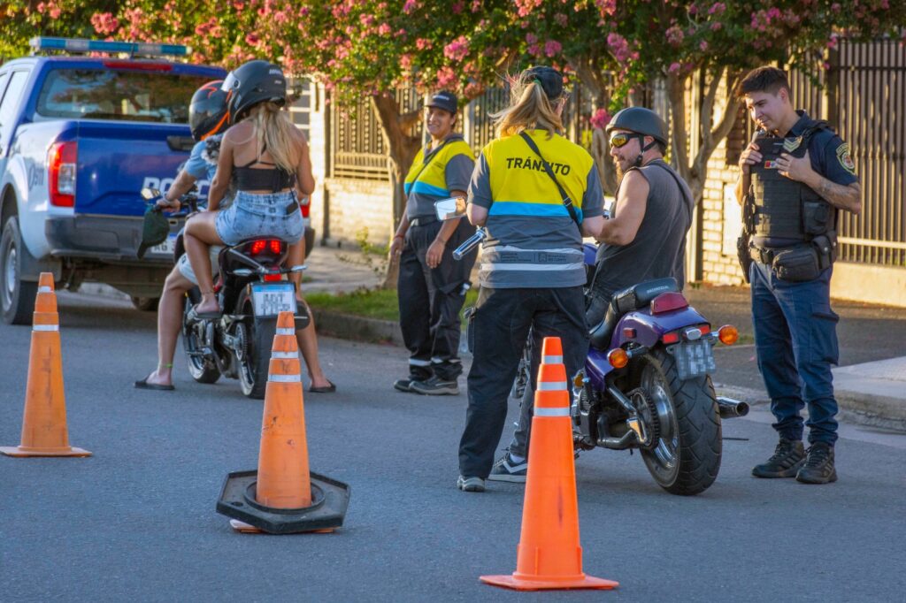 Controlan más de 100 vehículos por día: qué se necesita para circular en regla