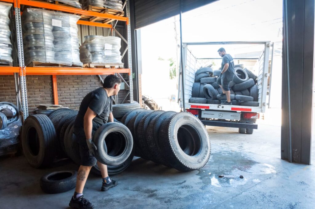 Economía Circular y Prevención del Dengue: trasladan 1000 neumáticos fuera de uso.