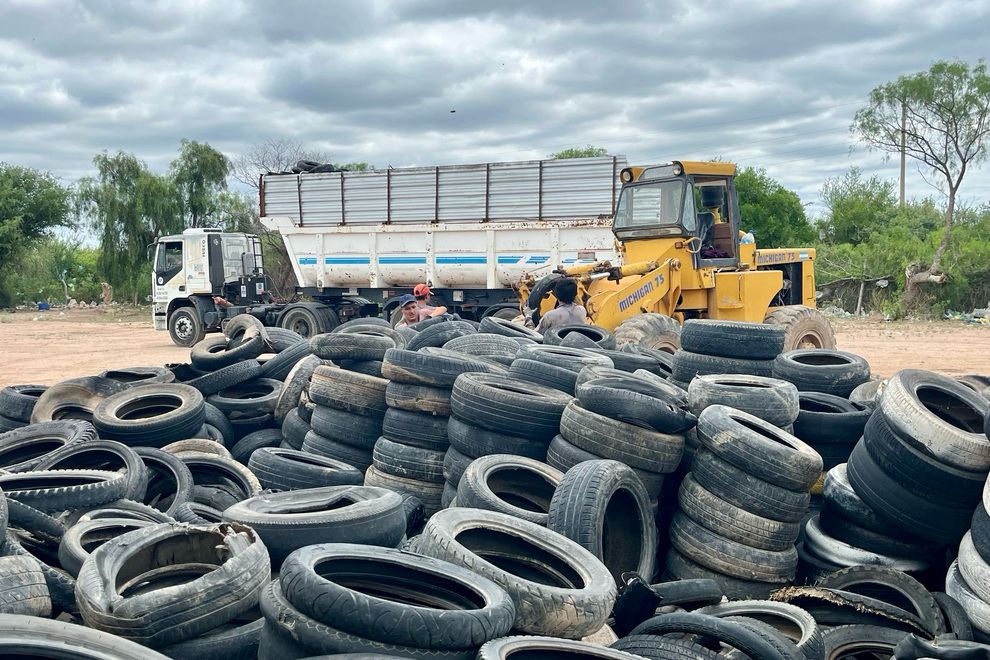 Economía circular y prevención del dengue: Ambiente ya retiró más de 1.000 toneladas de neumáticos en desuso