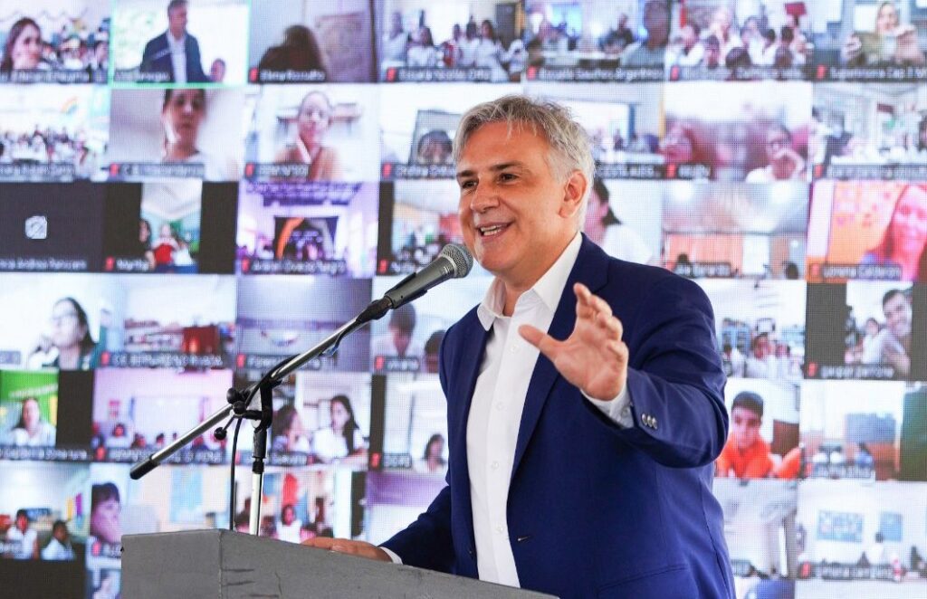En una escuela de las Altas Cumbres, Llaryora inauguró el ciclo lectivo 2025