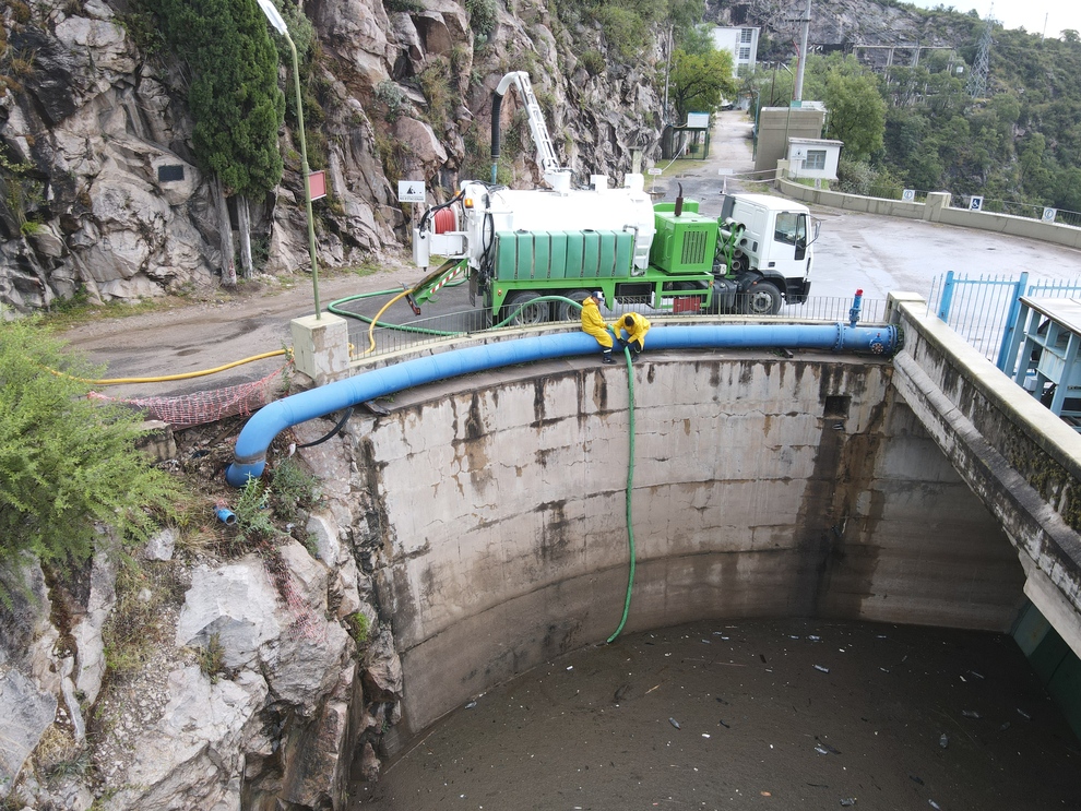 El Ministerio de Ambiente y Economía Circular realizó una limpieza en el Dique La Viña