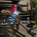 Reclusos de Bouwer fabrican tricicletas para personas con discapacidad