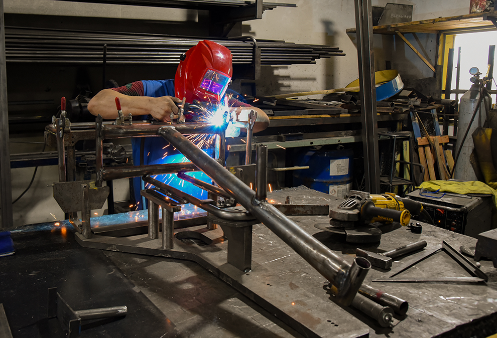 Reclusos de Bouwer fabrican tricicletas para personas con discapacidad