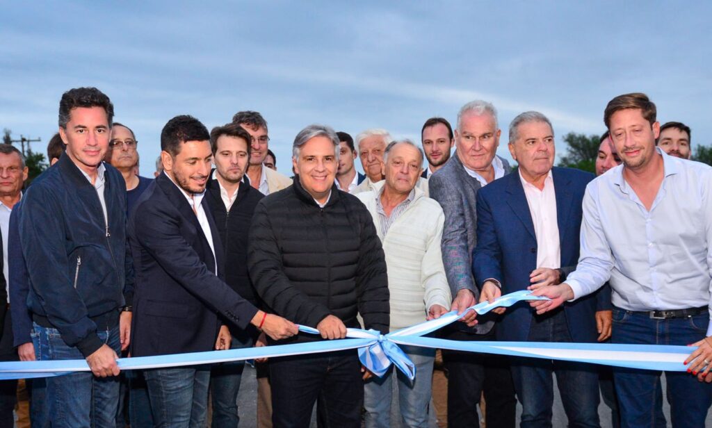 Junto a los consorcios camineros, Llaryora inauguró la pavimentación de 25 km de caminos secundarios