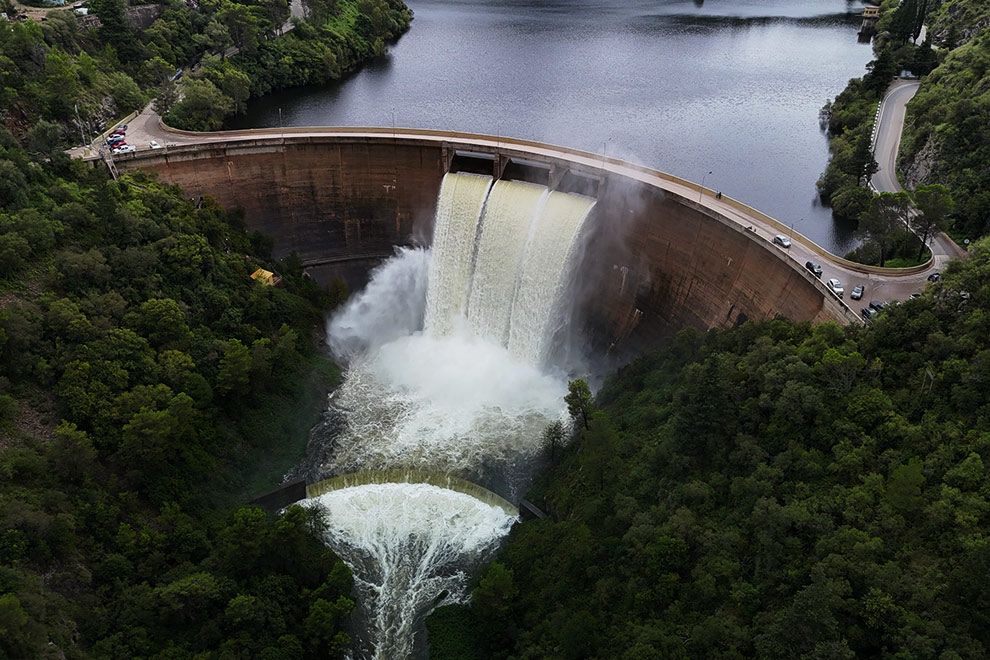 Maniobras en los diques Los Molinos y La Viña ante la recuperación del nivel de los embalses
